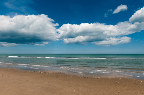 bulutlu gökyüzü ve rimini beach