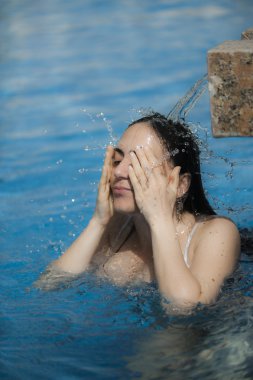 Bilardodaki genç kadın