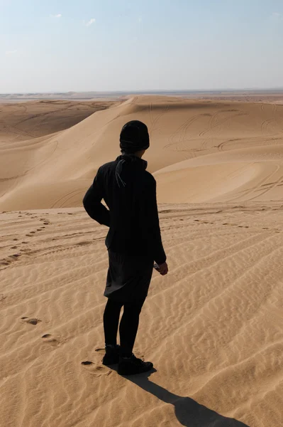 Mujer joven en el desierto de qatar — Foto de Stock