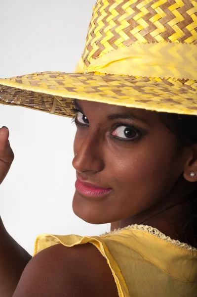 Piękna kobieta indyjska z żółtym kapeluszu — Zdjęcie stockowe