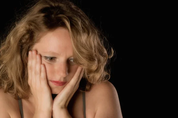 Triste hermosa mujer mirando hacia abajo — Foto de Stock