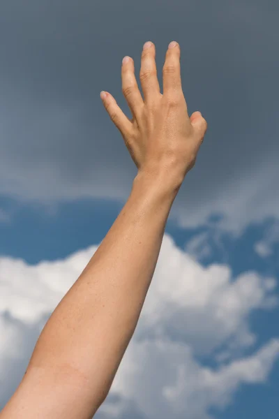 Hand röra vid himlen — Stockfoto