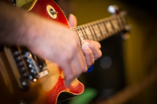 Guitar and guitarist — Stock Photo, Image