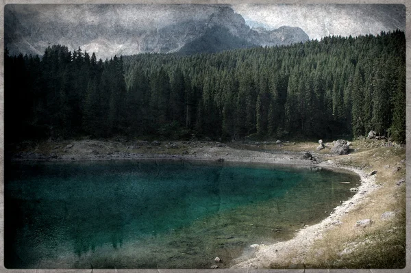 Carezza alpine meer in de bergen van de Dolomieten — Stockfoto