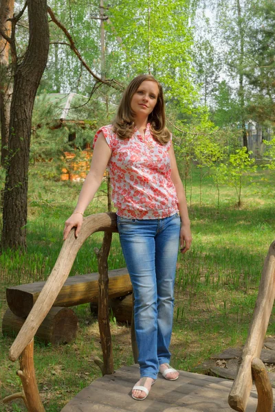 Vrouw op brug. — Stockfoto