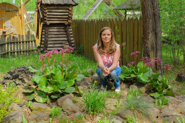 Vrouw in de tuin — Stockfoto