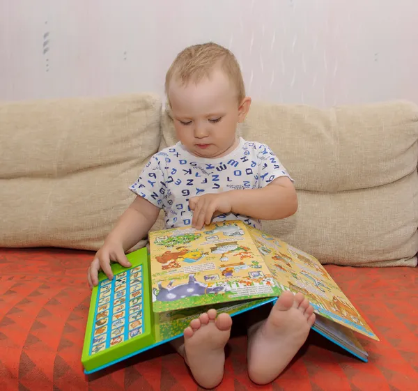 Menino com um livro — Fotografia de Stock