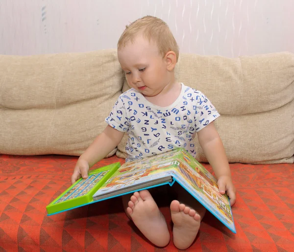 Menino com um livro — Fotografia de Stock