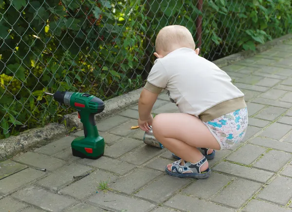 Jungen mit Schraubenbohrer — Stockfoto