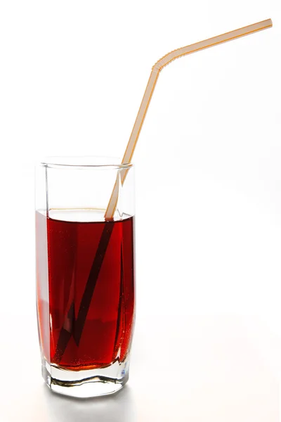 Bebida refrescante en un vaso con paja para cócteles —  Fotos de Stock