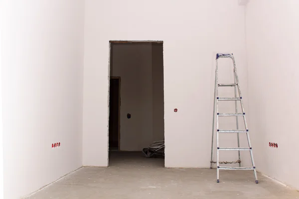 Escalera en la sala de reparación — Foto de Stock