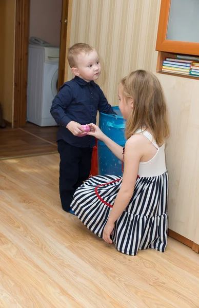 Menino e menina — Fotografia de Stock