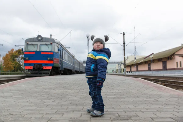 Junge steht auf dem Bahnsteig — Stockfoto
