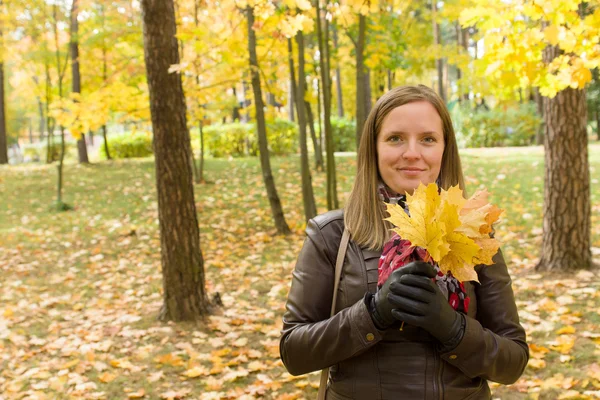 Vrouw met bladeren — Stockfoto