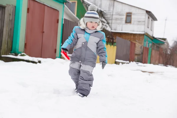 Junge auf Schnee — Stockfoto