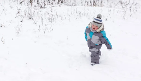 Junge auf Schnee — Stockfoto