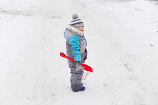 Junge auf Schnee — Stockfoto