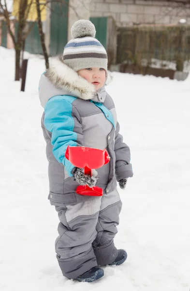 Junge auf Schnee — Stockfoto