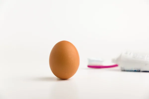 Egg and toothpaste — Stock Photo, Image