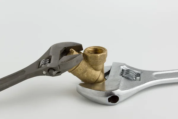 Llave ajustable y un tubo — Foto de Stock