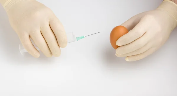 Syringe and egg — Stock Photo, Image