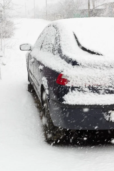 Auto und Schnee — Stockfoto