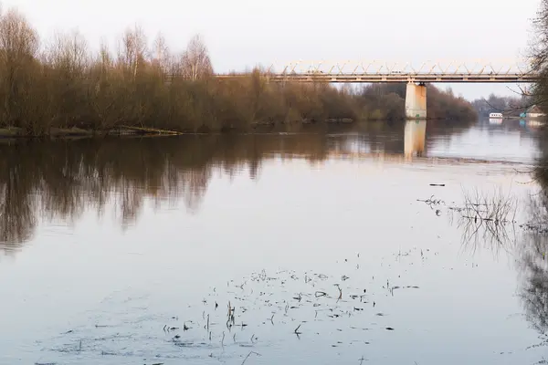 Brücke am Fluss — Stockfoto