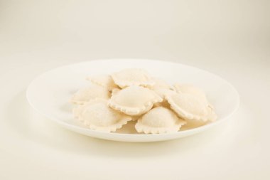 Donmuş hamur köfteleri beyaz arka planda izole edilmiş buzla kaplı. 