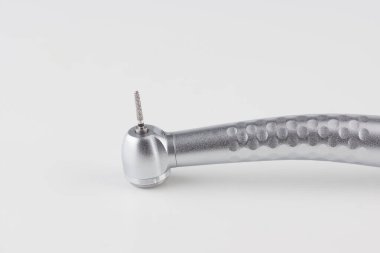 Beyaz arkaplanda diş türbini el işi izole edildi