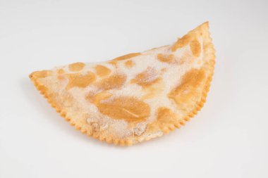 Donmuş cheburek beyaz arkaplanda izole edilmiş don ile kaplı 