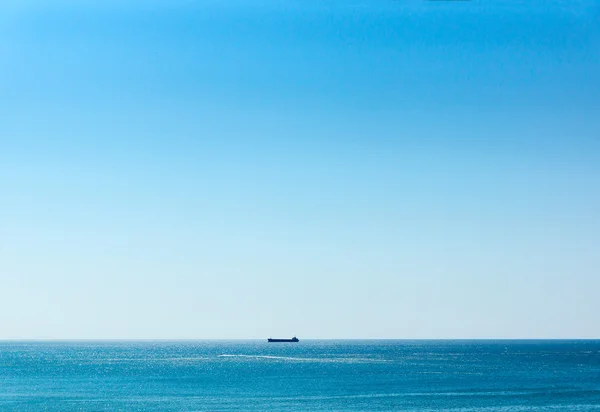 Ship on the horizon — Stock Photo, Image