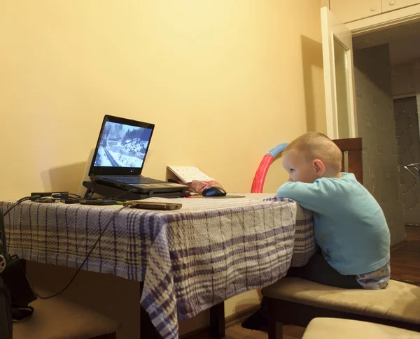 Мальчик ищет компьютер — стоковое фото