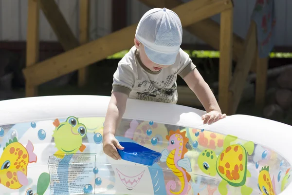 Boy and  the pool — Stock Photo, Image