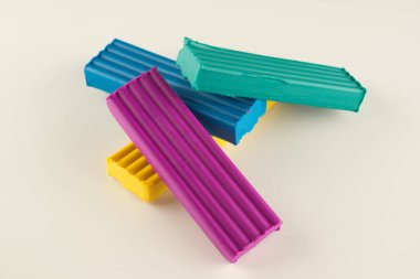 Çocuklar beyaz arka planda izole edilmiş yaratıcılık için mum plastiklerine renk katarlar