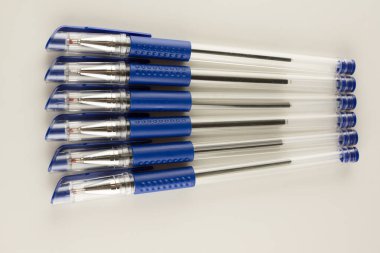 Mavi tükenmez kalemler beyaz bir arka gruba dizilmişti.