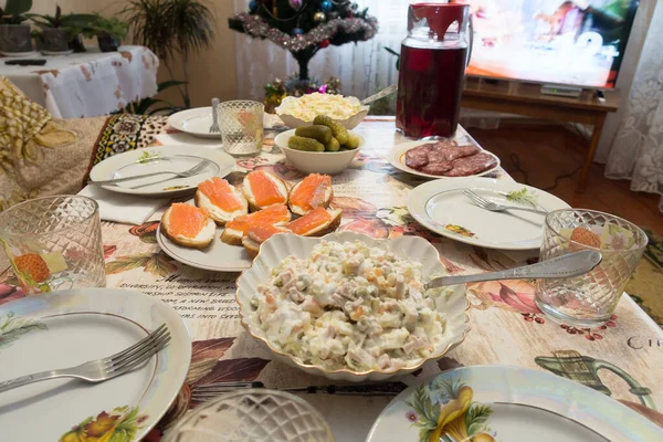 Μεγάλο Τραπέζι Της Πρωτοχρονιάς Πολλά Όμορφα Και Νόστιμα Πιάτα Φωτογραφία Αρχείου