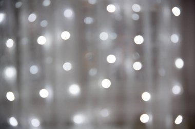 Açık bir arkaplanda noel ışıklarının odaklanmış görüntüsü