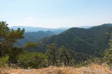 Büyük bir dağın yamacında bulunan dolambaçlı dağ yolu.