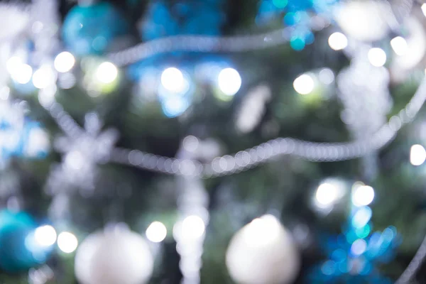 光の背景にクリスマスライトの焦点を当てたイメージ — ストック写真