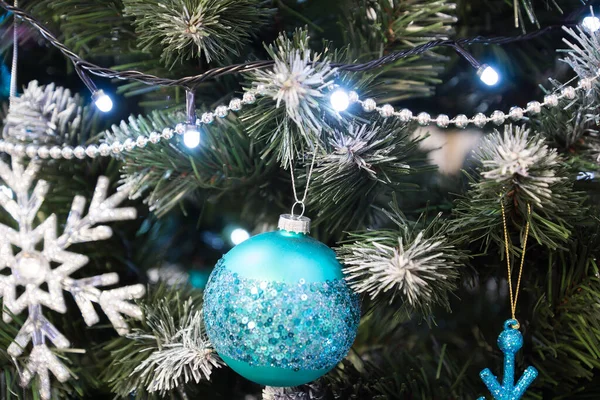 Schöner Weihnachtsbaum Geschmückt Mit Verschiedenen Weihnachtsspielzeugen Interio — Stockfoto