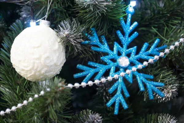 Schöner Weihnachtsbaum Geschmückt Mit Verschiedenen Weihnachtsspielzeugen Interio — Stockfoto