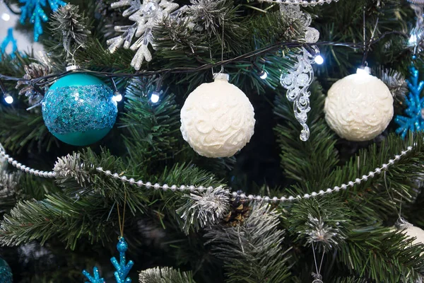 Όμορφο Χριστουγεννιάτικο Δέντρο Διακοσμημένο Διαφορετικά Χριστουγεννιάτικα Παιχνίδια Στο Εσωτερικό — Φωτογραφία Αρχείου