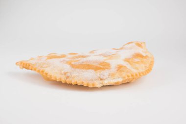 Donmuş cheburek beyaz arkaplanda izole edilmiş don ile kaplı 