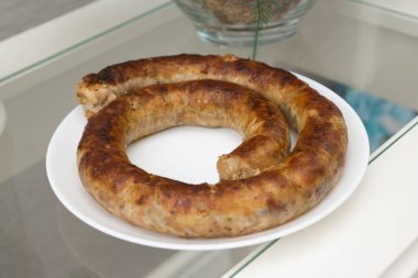 Kızarmış sosis sarılmış, yemeye hazır.