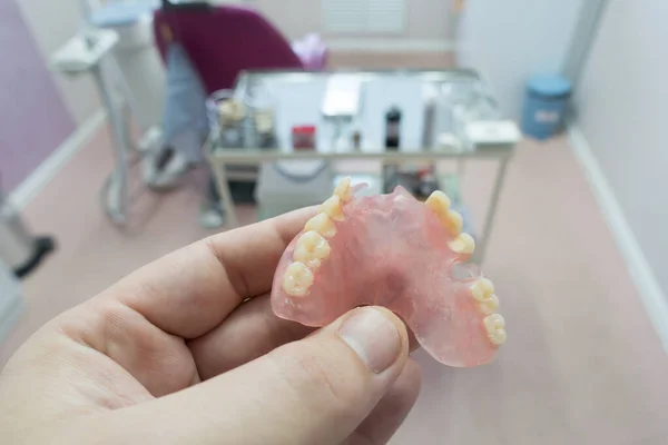 Prothèse Dentaire Moderne Nylon Dans Les Mains Docto — Photo