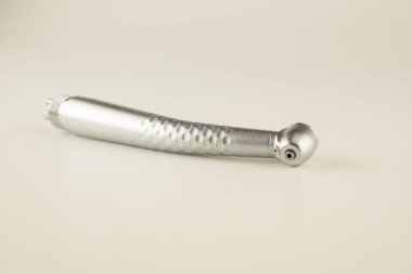 Beyaz arkaplanda diş türbini el işi izole edildi