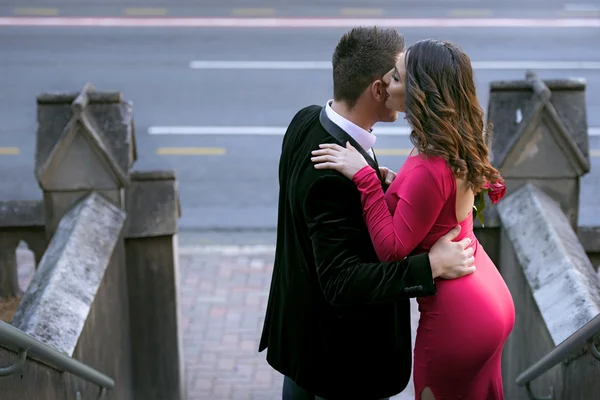 Pareja en la ciudad. — Foto de Stock