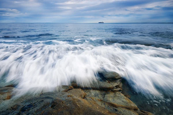 Rocas y olas en Kings Beach, QLD . — Foto de Stock