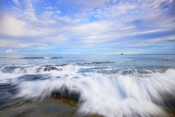 Rochas e ondas em Kings Beach, QLD . — Fotografia de Stock