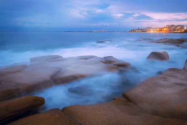 Rocas y olas en Kings Beach, QLD . — Foto de Stock